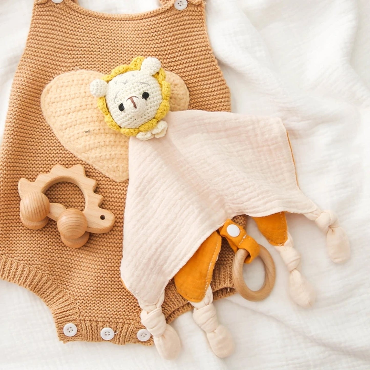 Bavoir à bavouiller et doudou sensoriel Jessruly® en coton biologique – Bavoir doux et absorbant avec animal au crochet et hochet doux, adorable compagnon de dentition et chiffon de jeu