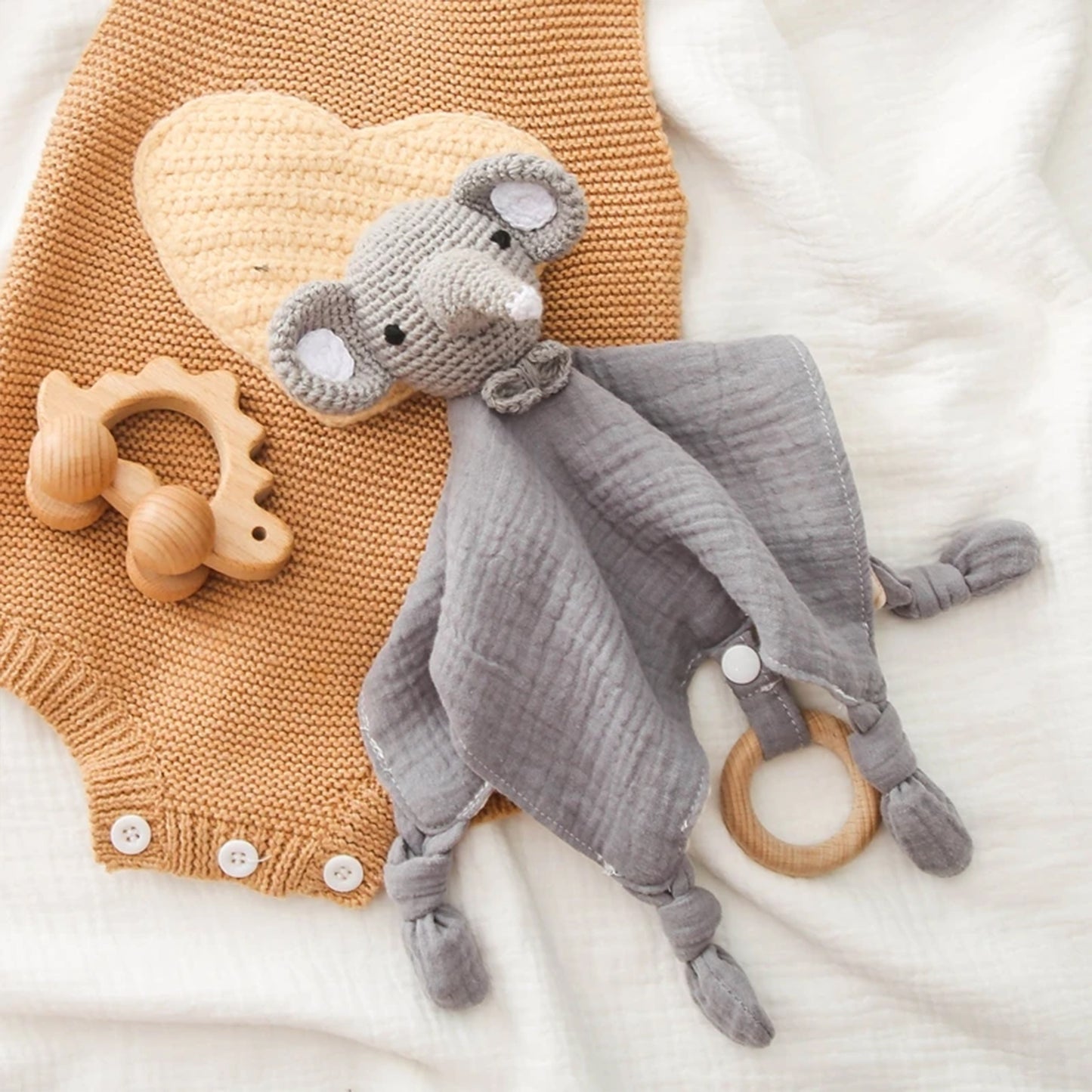 Bavoir à bavouiller et doudou sensoriel Jessruly® en coton biologique – Bavoir doux et absorbant avec animal au crochet et hochet doux, adorable compagnon de dentition et chiffon de jeu