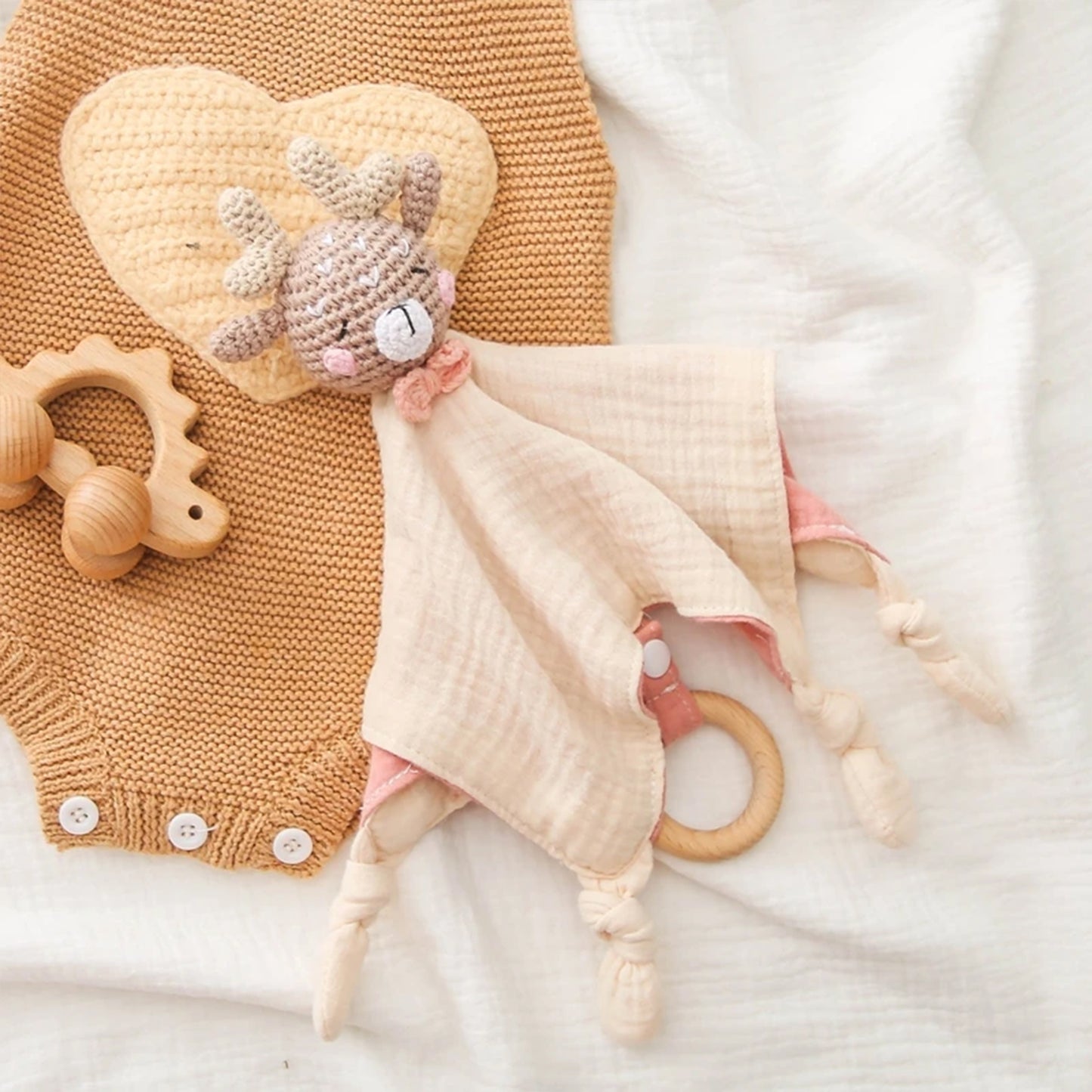 Bavoir à bavouiller et doudou sensoriel Jessruly® en coton biologique – Bavoir doux et absorbant avec animal au crochet et hochet doux, adorable compagnon de dentition et chiffon de jeu