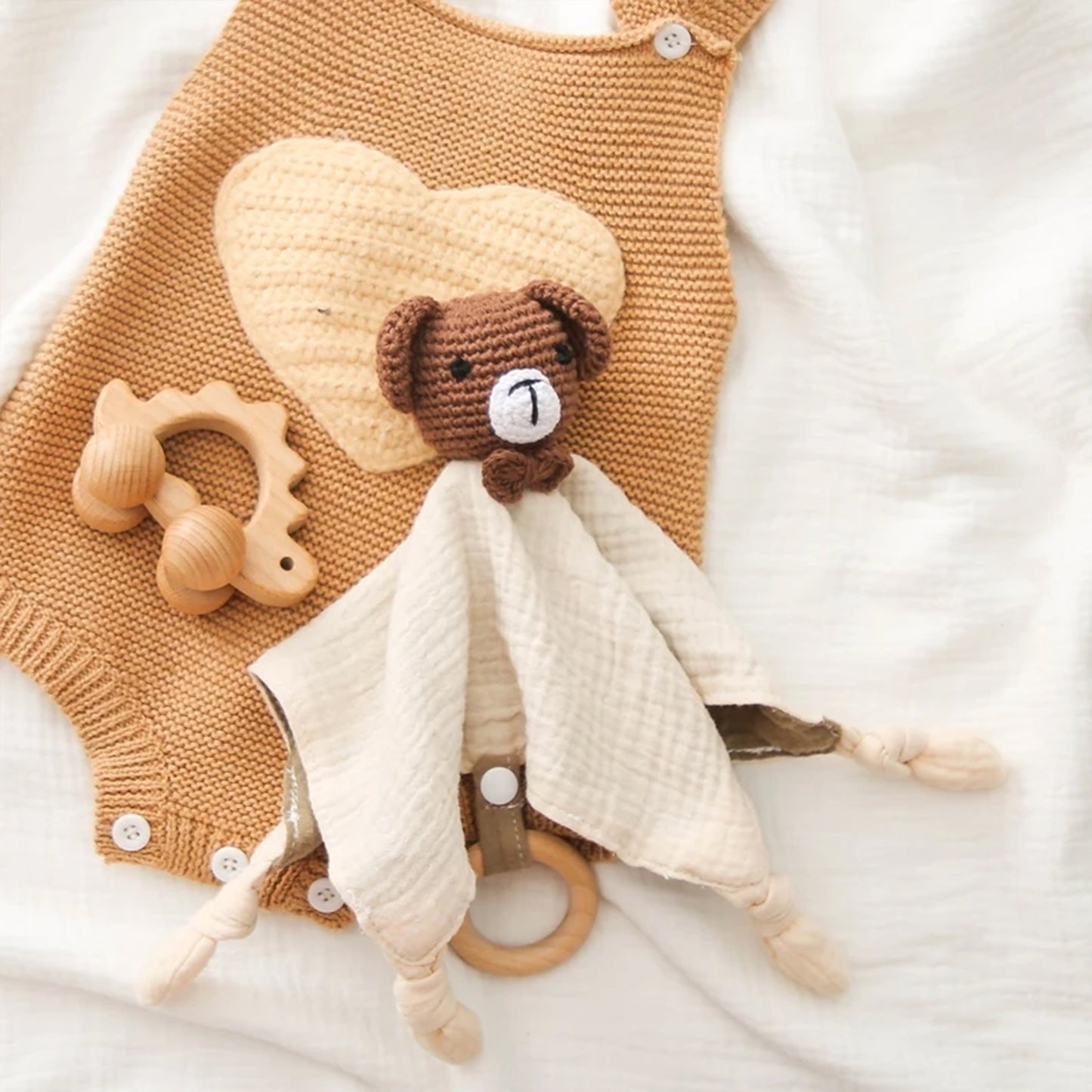 Bavoir à bavouiller et doudou sensoriel Jessruly® en coton biologique – Bavoir doux et absorbant avec animal au crochet et hochet doux, adorable compagnon de dentition et chiffon de jeu
