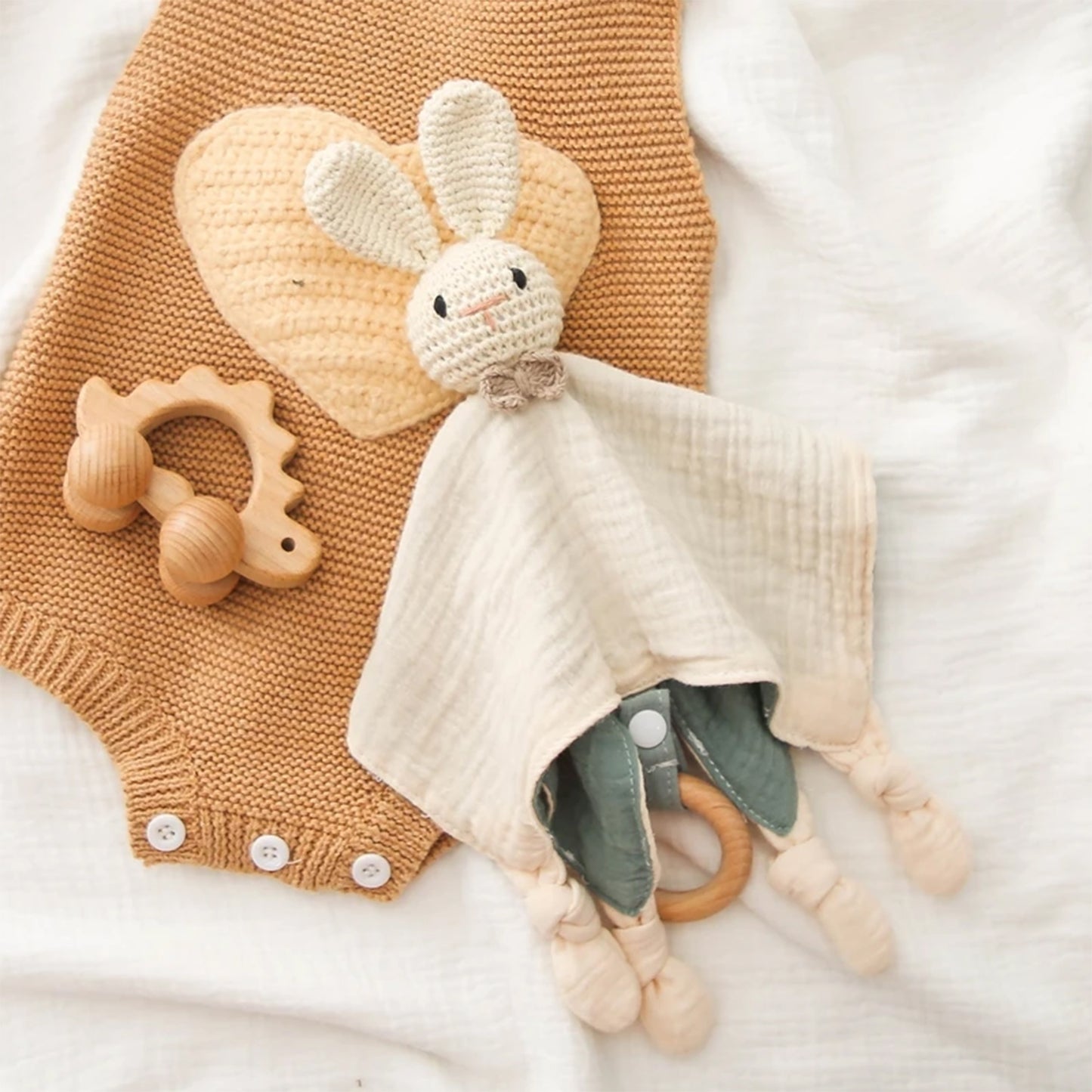 Bavoir à bavouiller et doudou sensoriel Jessruly® en coton biologique – Bavoir doux et absorbant avec animal au crochet et hochet doux, adorable compagnon de dentition et chiffon de jeu