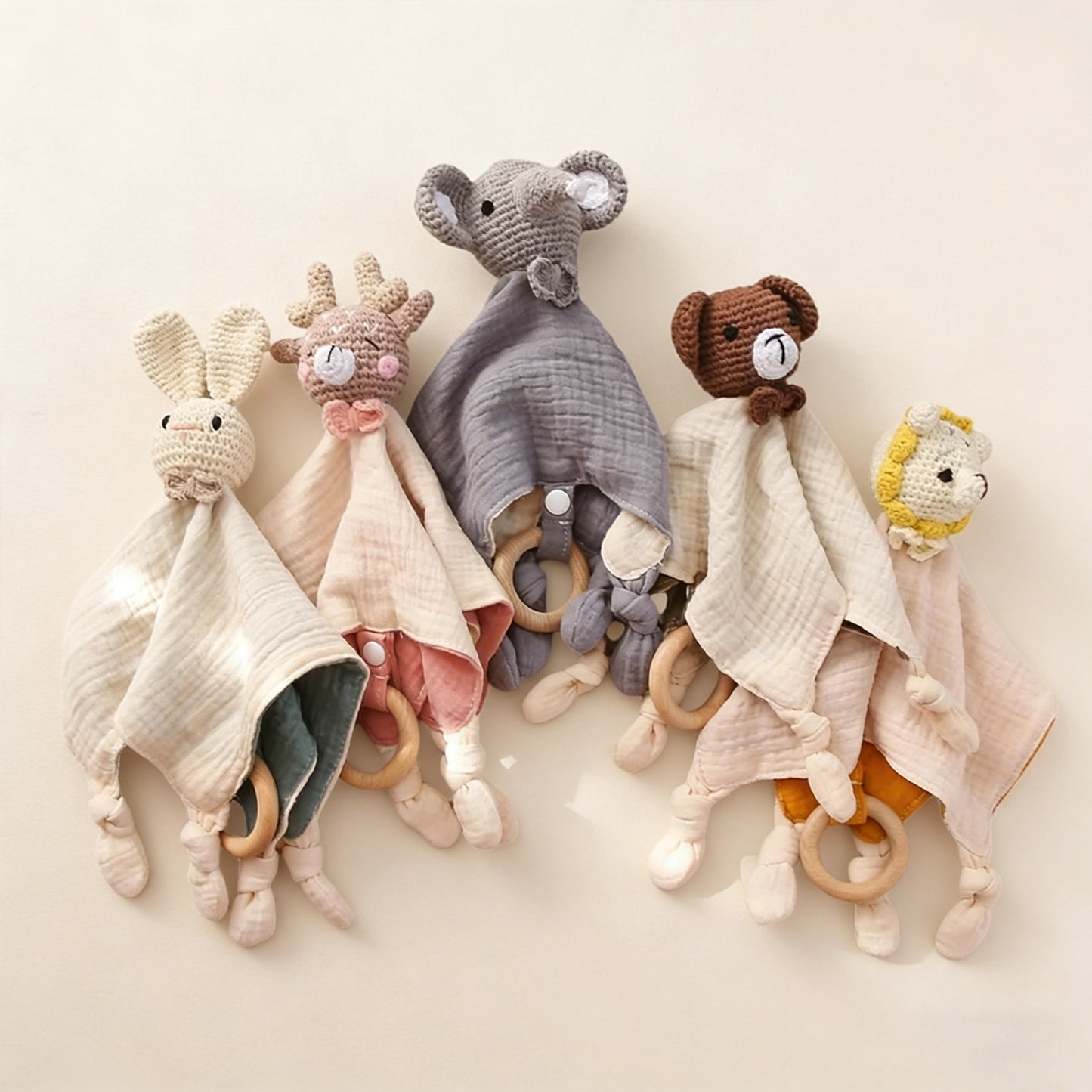 Bavoir à bavouiller et doudou sensoriel Jessruly® en coton biologique – Bavoir doux et absorbant avec animal au crochet et hochet doux, adorable compagnon de dentition et chiffon de jeu