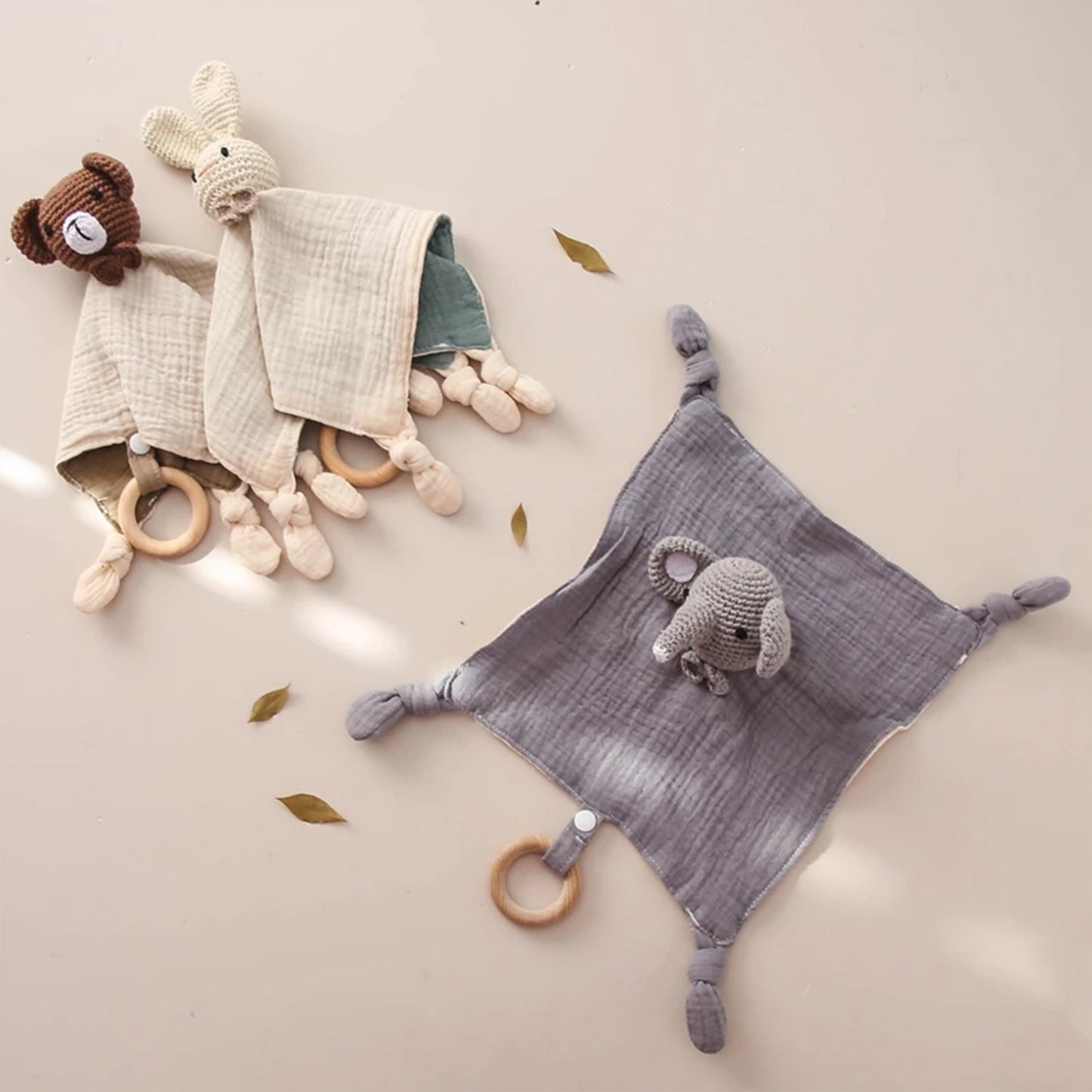 Bavoir à bavouiller et doudou sensoriel Jessruly® en coton biologique – Bavoir doux et absorbant avec animal au crochet et hochet doux, adorable compagnon de dentition et chiffon de jeu