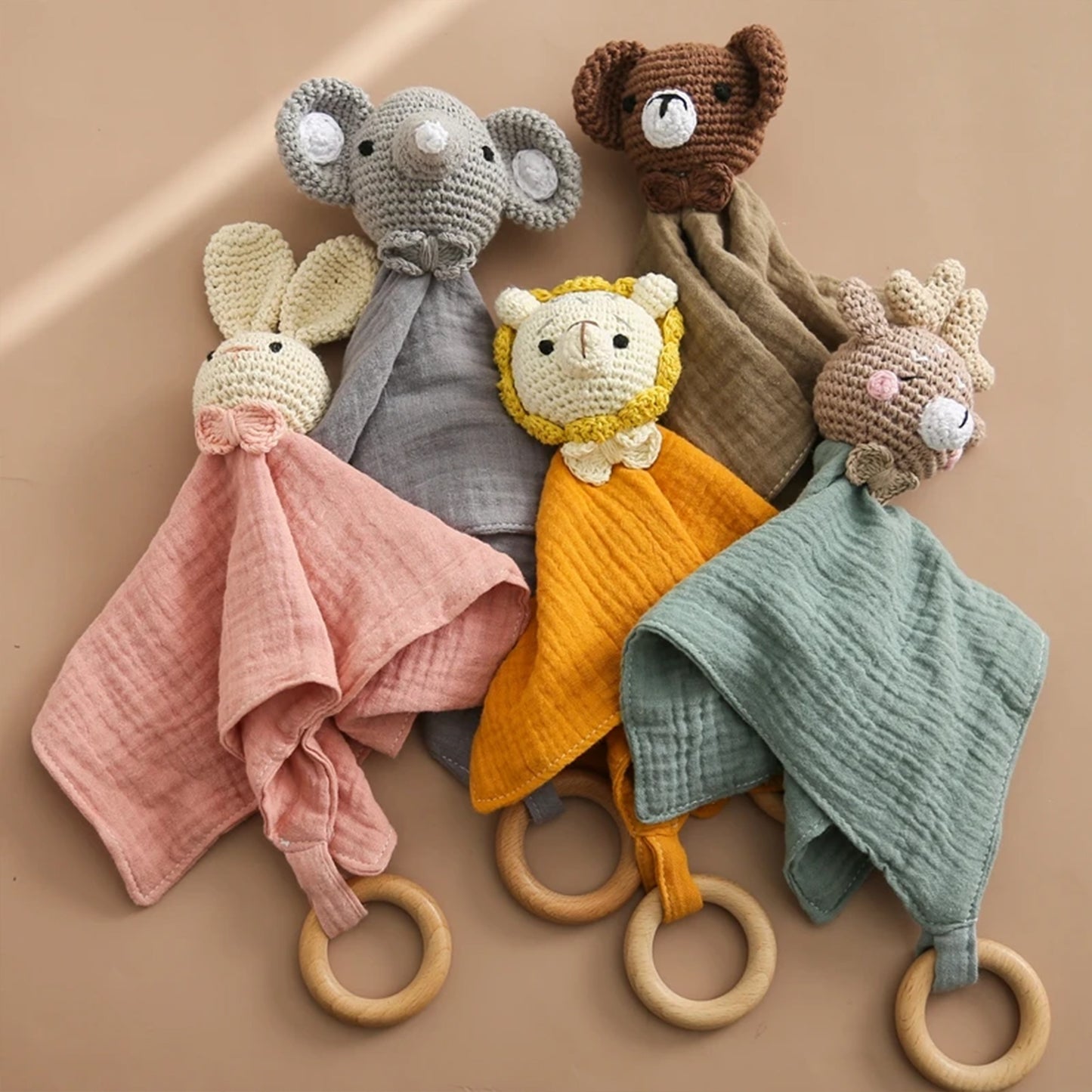 Jessruly® Doudou en mousseline de coton biologique – Couverture douce et réconfortante avec animal en crochet et anneau de dentition en bois, adorable jouet sensoriel et compagnon apaisant